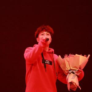 抬起妺妺的翘臀猛地冲击漫画
