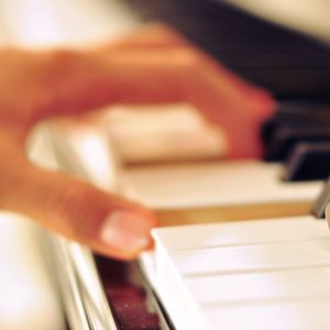 抬起妺妺的翘臀猛地冲击漫画
