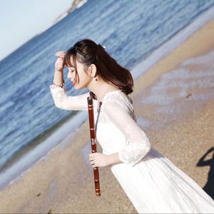 抬起妺妺的翘臀猛地冲击漫画
